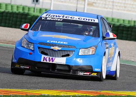 Yvan Muller under den første test i Chevrolet Cruze raceren på Valencia banen i Spanien.